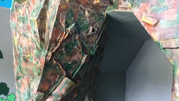 長野県のクライミング施設「ボルダリング＆ちょこっとカフェ 楽々登（らくらくと）」